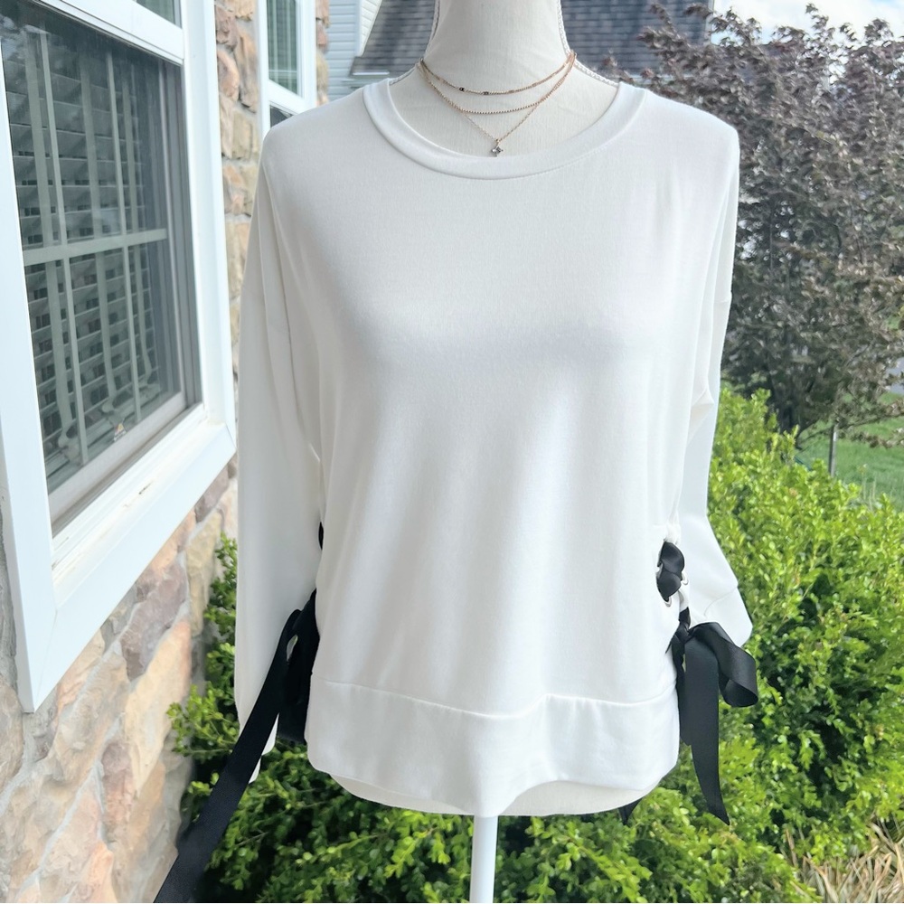 Heart & Hips White Long Sleeve Bow Tie Lace-Up Pullover Top Size Small